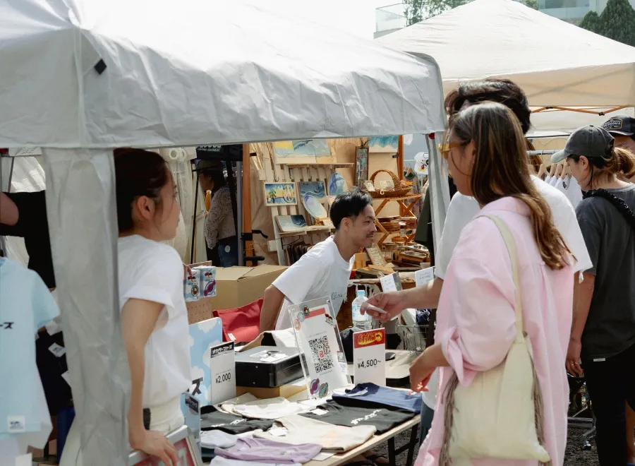 Tシャツを販売している様子