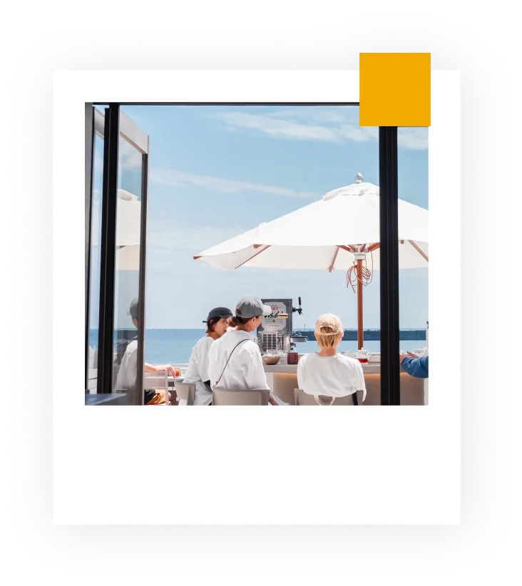 海の前で話をする人たち